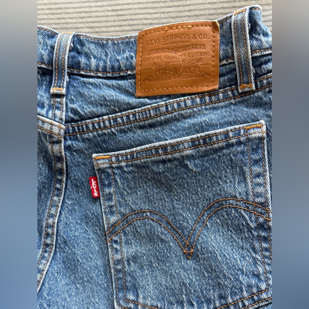 Levis Medium Wash Jeans